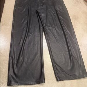 🍄 Women's Black Faux Leather Pants
